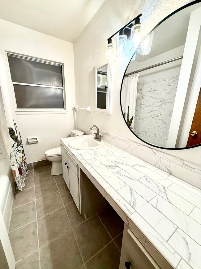 Building Photo - 1000 Hillyer St