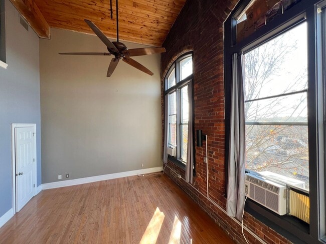 Building Photo - Stunning 2BR/1BA  Condo in Charlotte!!