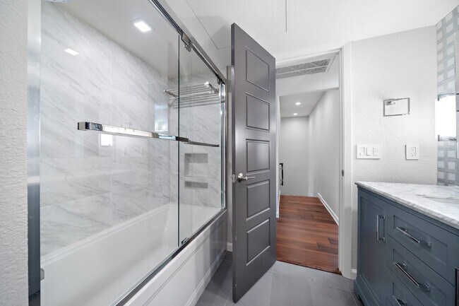 Building Photo - 8954 Chatsworth Dr