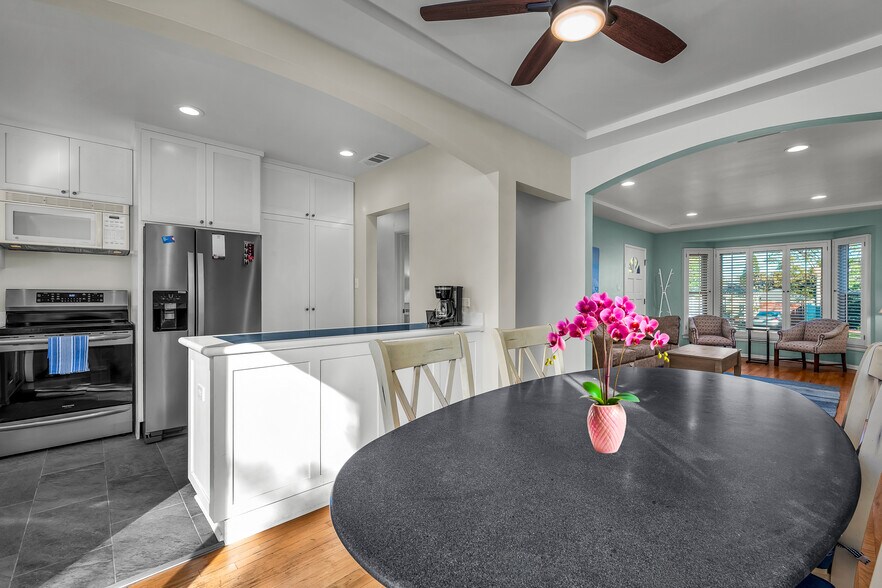 Building Photo - 8207 Stewart Ave