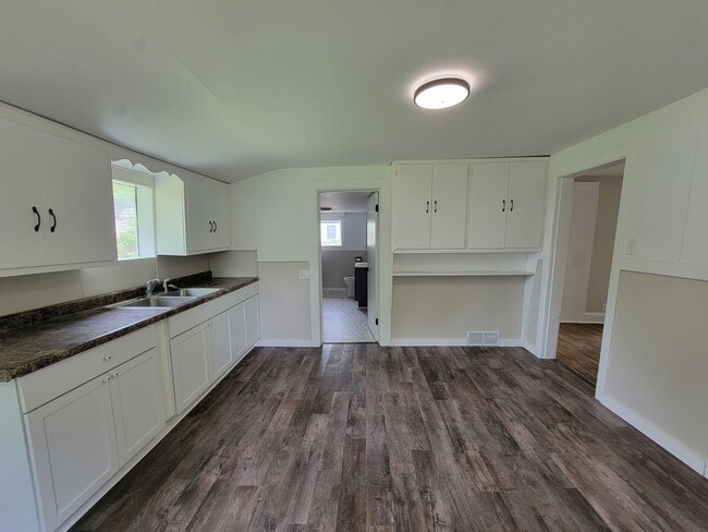 Building Photo - Updated 3-Bedroom, 1-Bathroom Home with Mo...