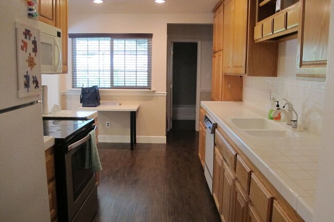 Building Photo - 490 Glenhill Dr