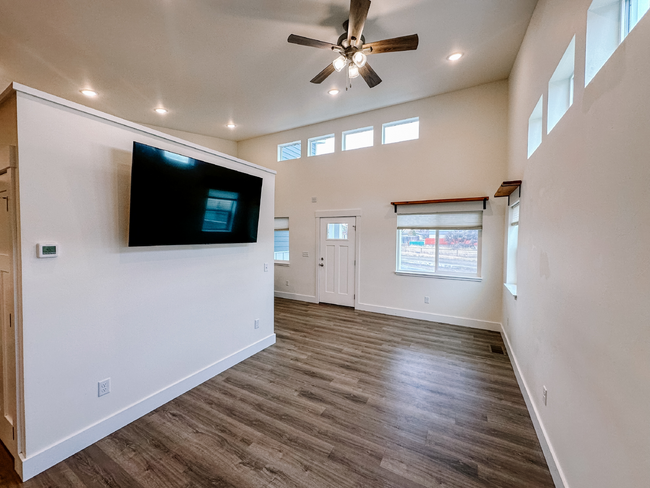 Building Photo - $500 OFF FIRST MONTHS RENT