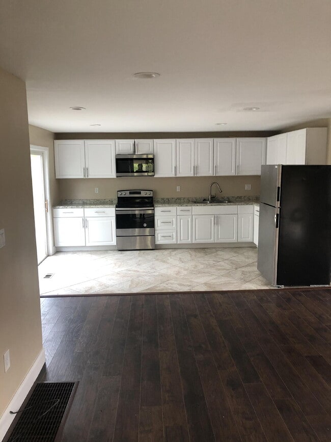 Building Photo - Nice, quiet 3/2 in North Huntingdon