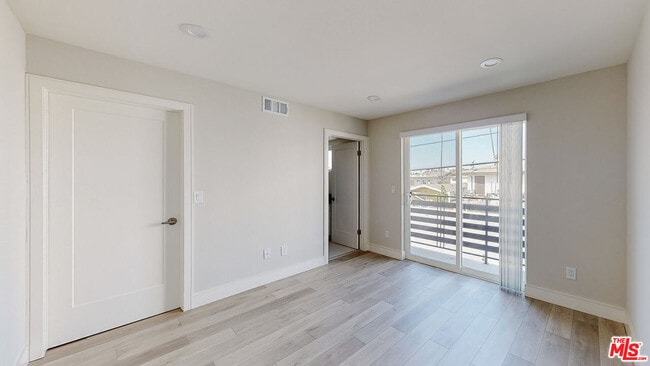 Building Photo - 953 N Mariposa Ave