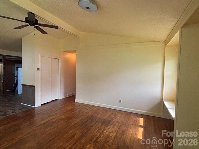 Building Photo - 724 Oakdale Dr