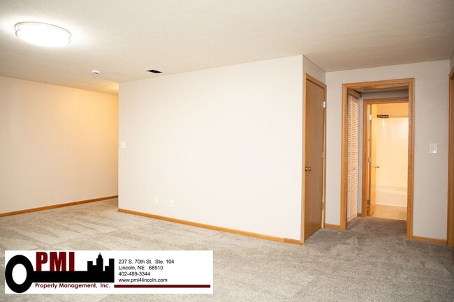 Building Photo - 3 Bedroom and 3 Bathroom Duplex. Available...