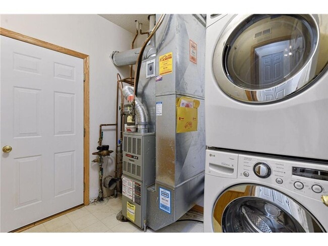 Building Photo - 2 BR/3 BA Townhome in Lakeville!