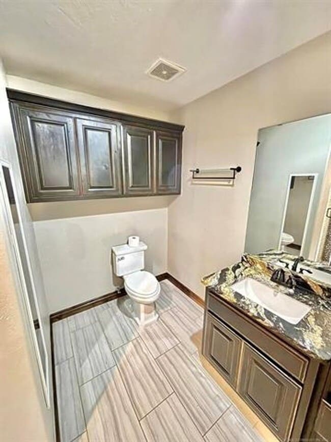 Building Photo - Charming Bungalow with Large Fenced Backya...