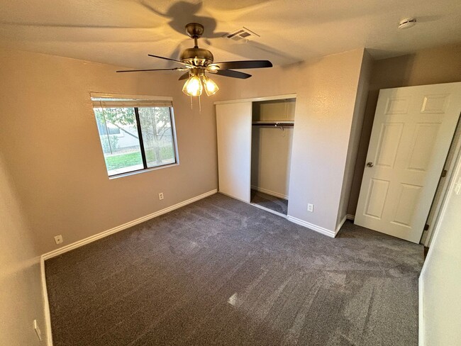 Building Photo - Gorgeous 2Bed/2Bath Condo located just out...