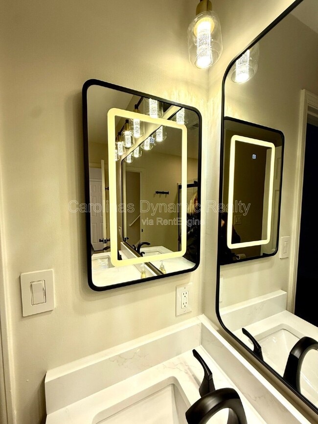 Building Photo - 8811 Roseton Ln