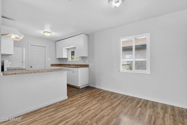 Building Photo - 1410 S 24th Ave