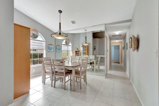 Building Photo - 6129 Heliconia Rd