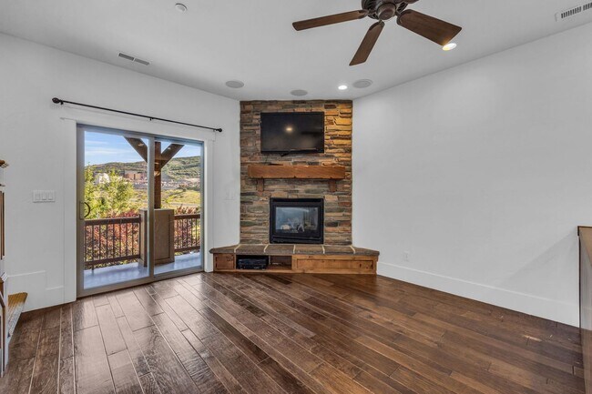 Building Photo - Parks Edge Townhome - BEST PRICE -$2700 pe...