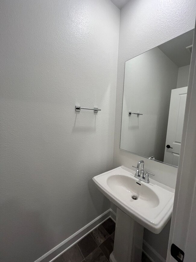 Building Photo - Welcome to modern living in the sought-after Rancho Peñasquitos neighborhood!