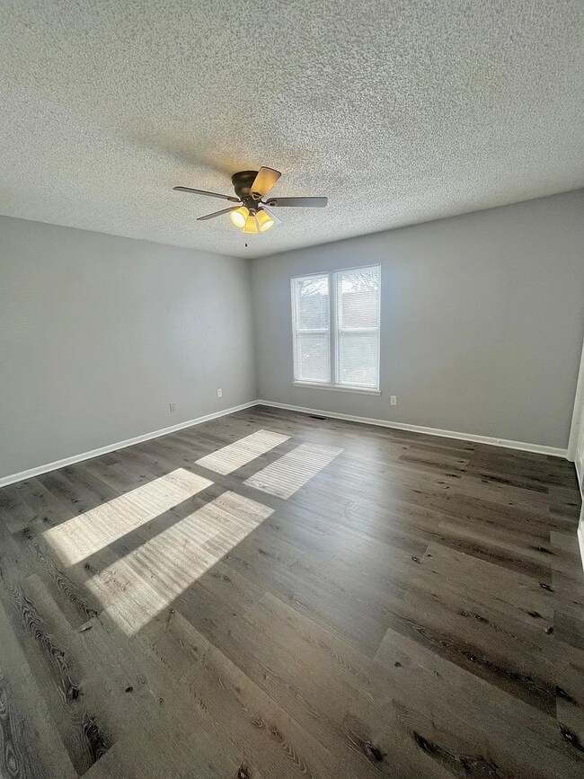 Building Photo - 401-407 NE Highland Ln