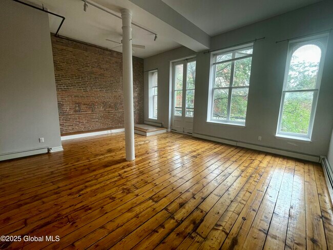 Building Photo - 169 River St