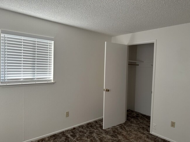 Building Photo - 716 Ripona Ave