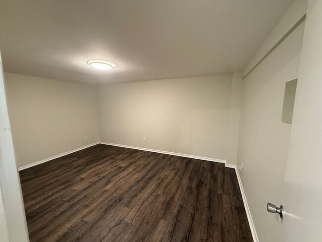 Building Photo - 1010 Carolyn Ave