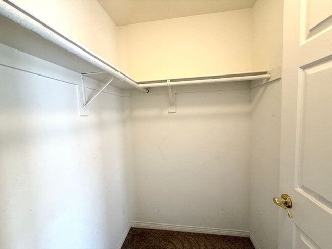 Building Photo - Spacious 5 Bedroom Wolf Creek Home with Balcony, Loft & Secondary Kitchen