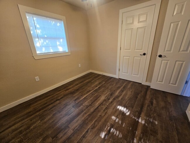 Building Photo - Modest in Mineral Wells