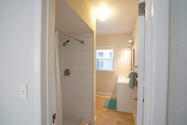 Building Photo - 1007 12th Ave N