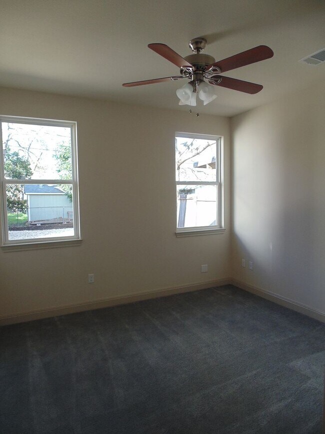 Building Photo - 5 Bed/3 Bath House near Campus