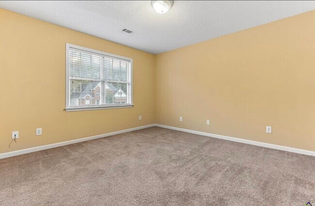 Building Photo - 541 Edgefield Way