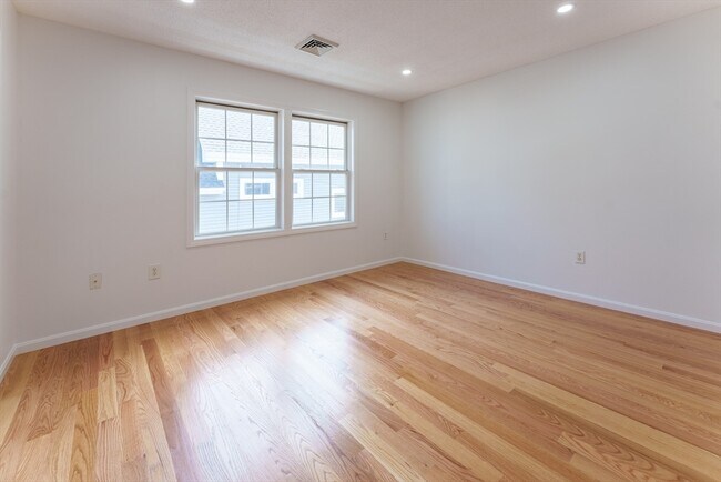 Building Photo - 3 Lauriat Pl