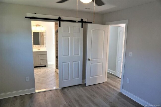 Building Photo - 610 E 12th St