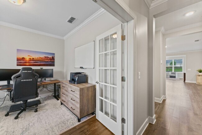 Building Photo - **LIKE-NEW UPGRADED HOME WITH FENCED YARD ...