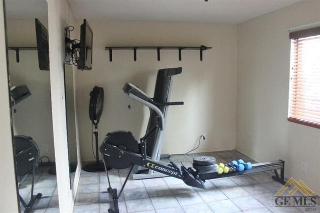 Building Photo - Spacious 4 Bedroom / 2 Bathroom House in T...
