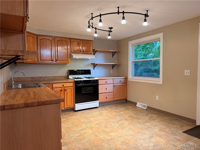 Building Photo - 4890 Bussendorfer Rd