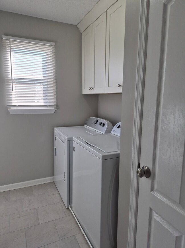 Building Photo - Landstown