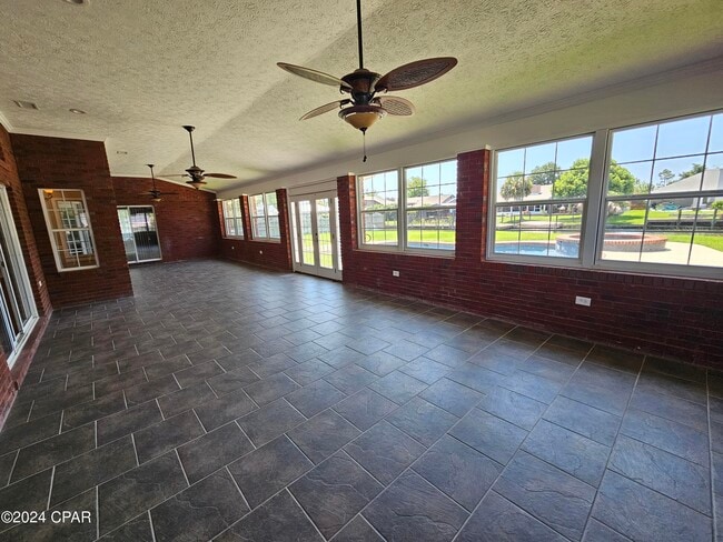 Building Photo - 2103 Coral Dr