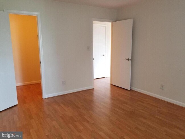 Building Photo - 3178 Summit Square Dr