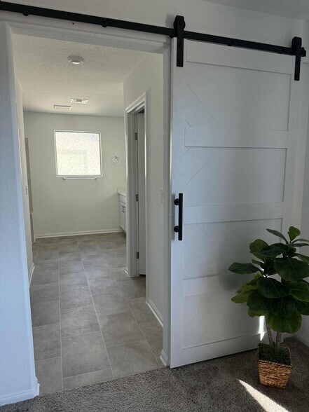 Privacy door to master bath - 5924 Tomsik St