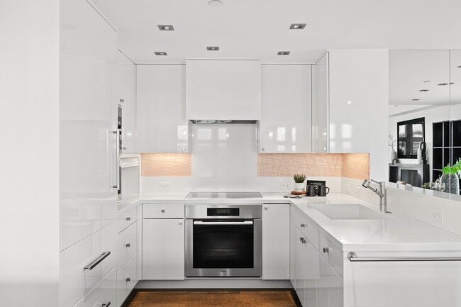 Primary Photo - 305 SW Montgomery St