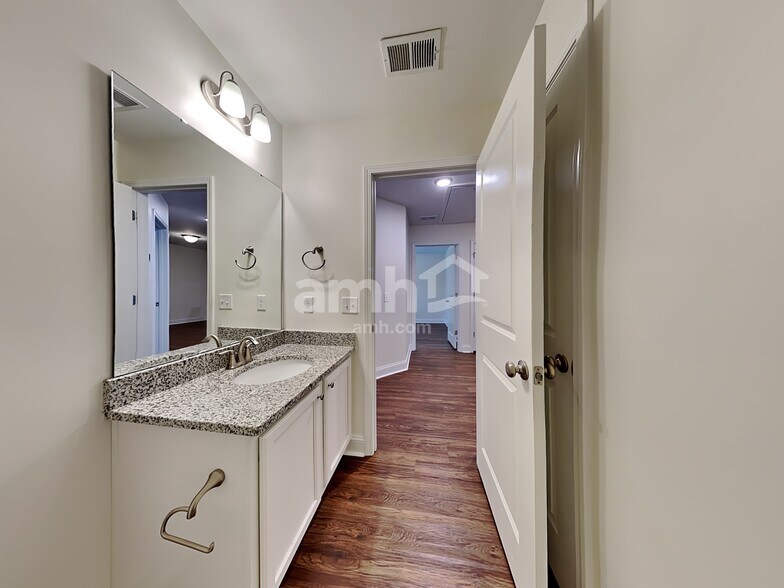 Building Photo - 223 Swan Dr
