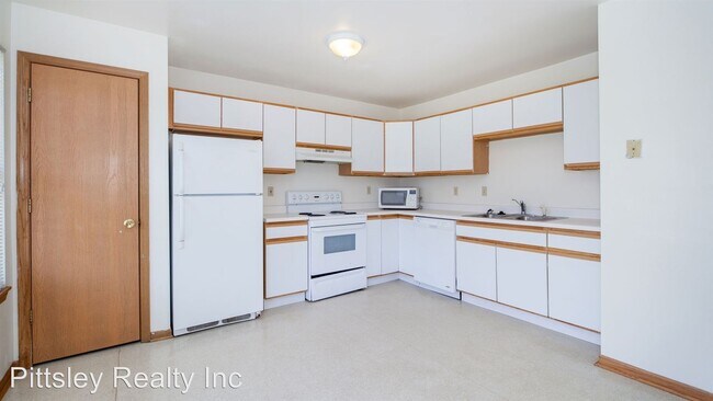 Building Photo - 4 br, 2.5 bath Apartment - 806 Fotis Drive