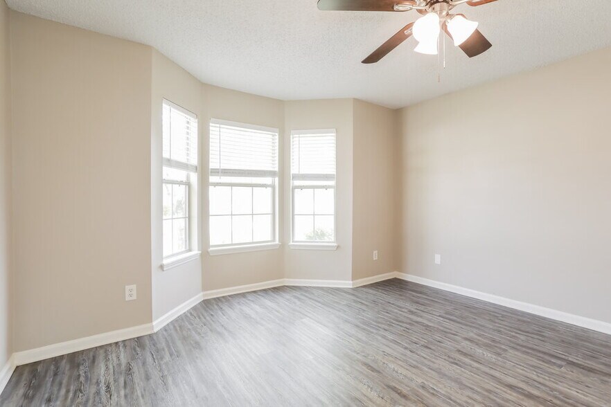 Building Photo - 1936 Hunters Trace Cir