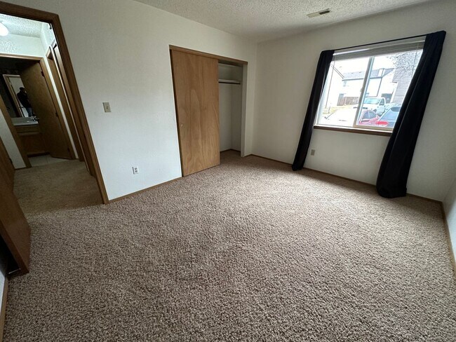 Building Photo - Cozy End-Unit Condo in Gated Community