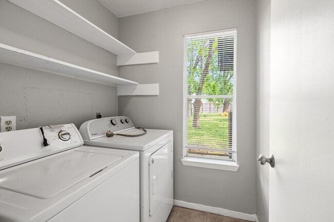 Building Photo - 2220 Spruce Dr