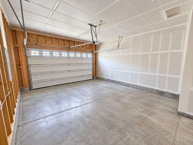 Building Photo - 5174 Roundhouse Dr
