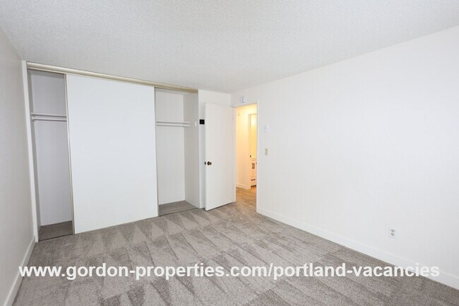 Building Photo - SE 15th Ave - remodeled 3 bedroom duplex w...