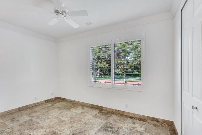 Building Photo - 3555 Commodore Cir