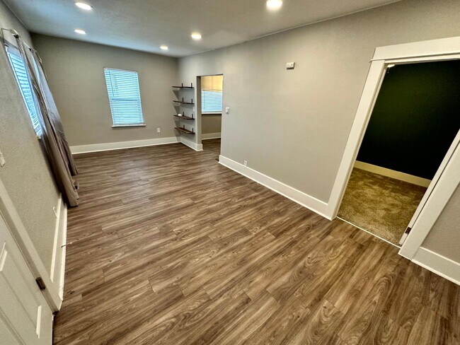 Building Photo - Cute, Remodeled 2 Bed, 1 bath Home (Availa...