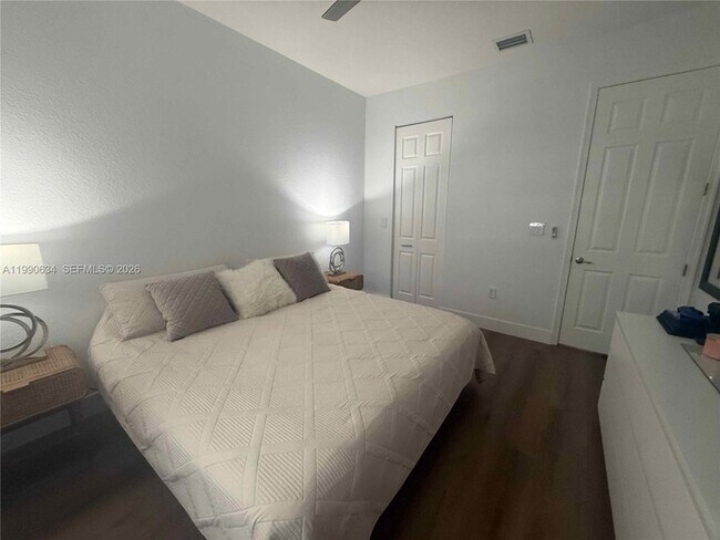 Building Photo - 6923 Julia Gardens Dr