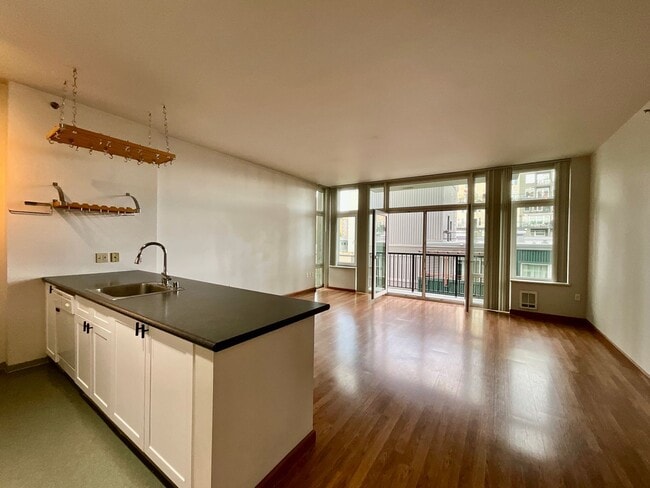 Building Photo - Urban 1-Bedroom Apartment in Downtown Seattle