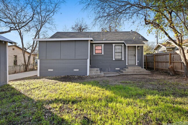 Building Photo - 2 bed 1 bath located in I35 SO. TO E. HOUS...